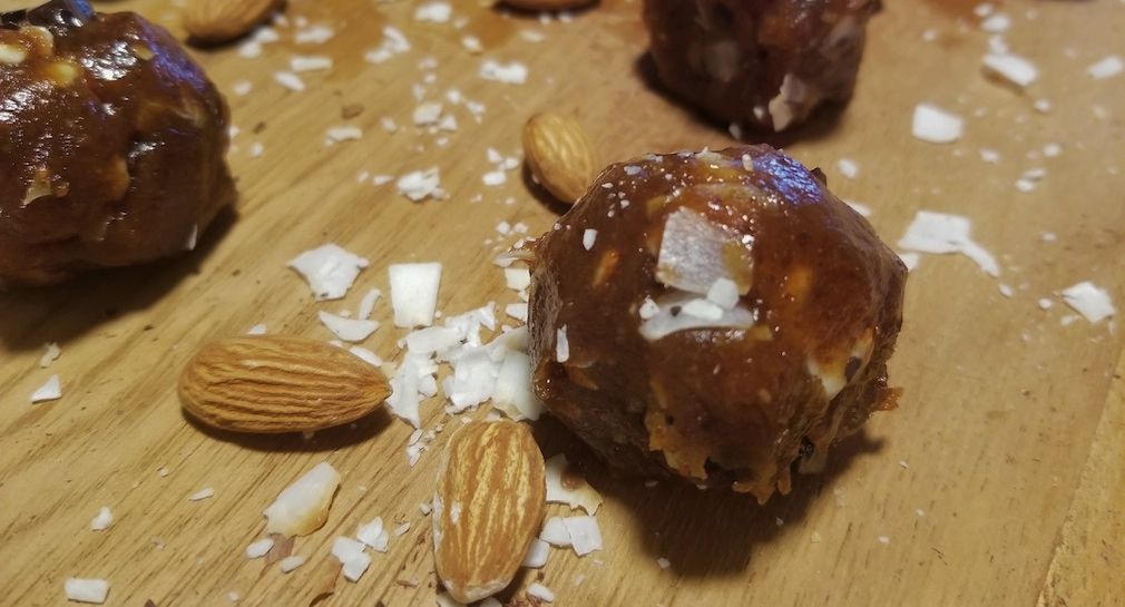 https://image-api.loseitblog.com/images/11bb0479af32aa9af1b6/2020/05/Almond-Joy-Bites.jpg