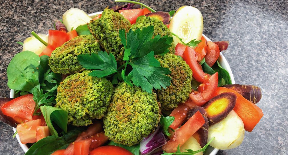 https://image-api.loseitblog.com/images/11bb0479af32aa9af1b6/2019/07/falafel1.jpg