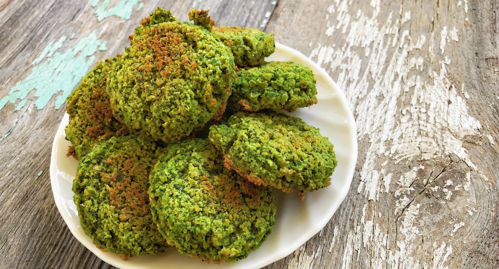 https://image-api.loseitblog.com/images/11bb0479af32aa9af1b6/2019/07/falafel2.jpg