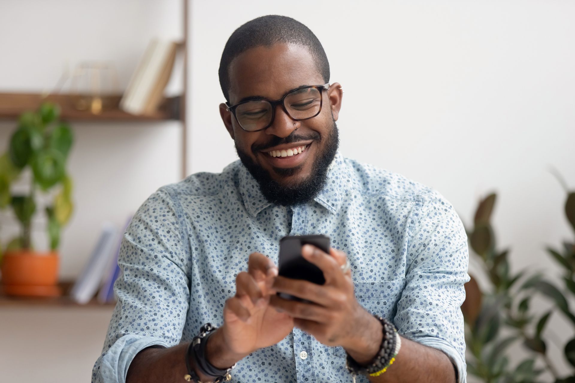 heart healthy man using app