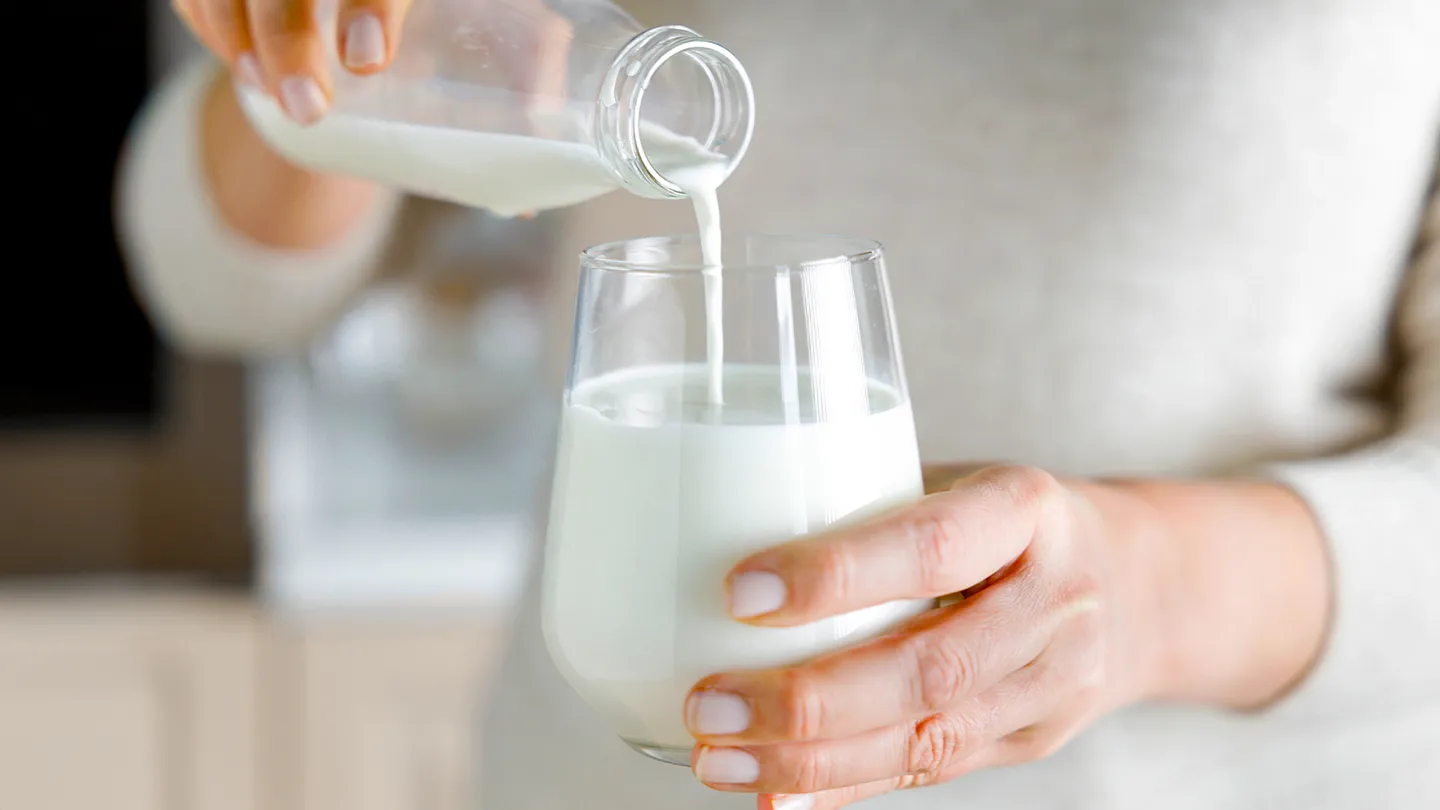 https://images.loseitblog.com/images/whats-so-good-about-grass-fed-milk-1440x810.jpg