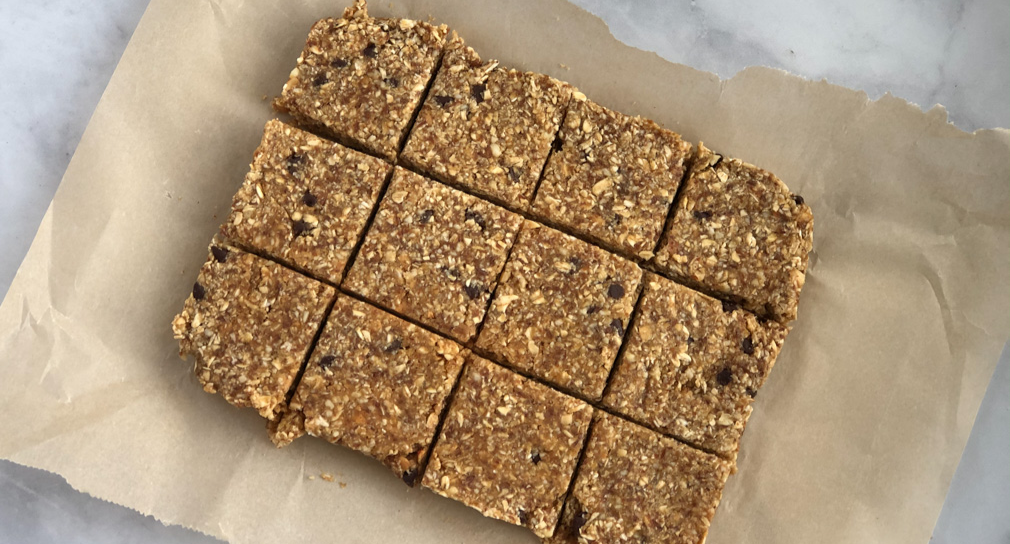 https://image-api.loseitblog.com/images/11bb0479af32aa9af1b6/2020/01/Sliced-granola-bars.png